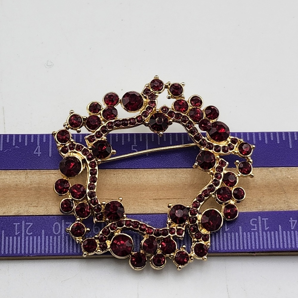 Red Rhinestone Circle Wreath Brooch - Picture 3 of 3